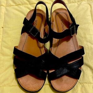 Vionic black platform sandal